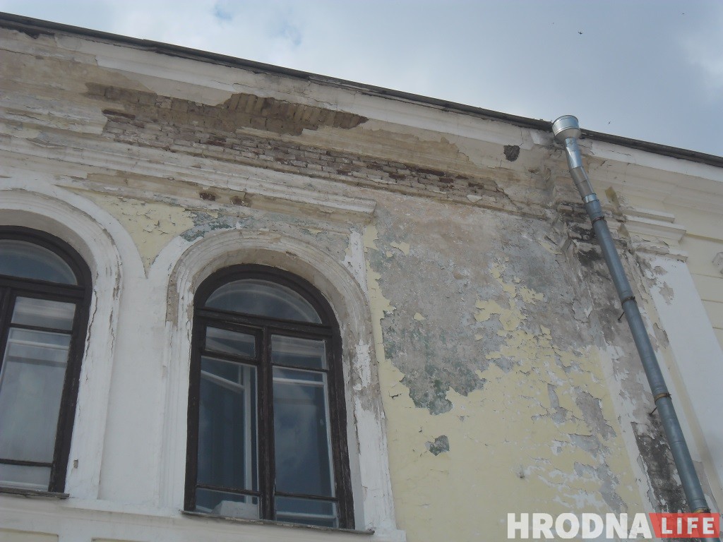 Рэстаўрацыя па-гродзенску: як давесці будынак да катастрофы, а пасля гераічна яго аднаўляць