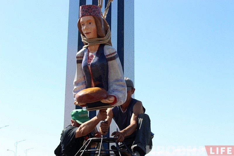 Трохметровая Алеся ўжо сустракае гасцей на ўездзе ў Гродна Трохметровая Алеся ўжо сустракае гасцей на ўездзе ў Гродна
