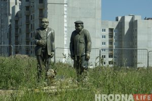 Драўляныя героі "Белых рос" з'явіліся на месцы знесенай вёскі Драўляныя героі "Белых рос" з'явіліся на месцы знесенай вёскі