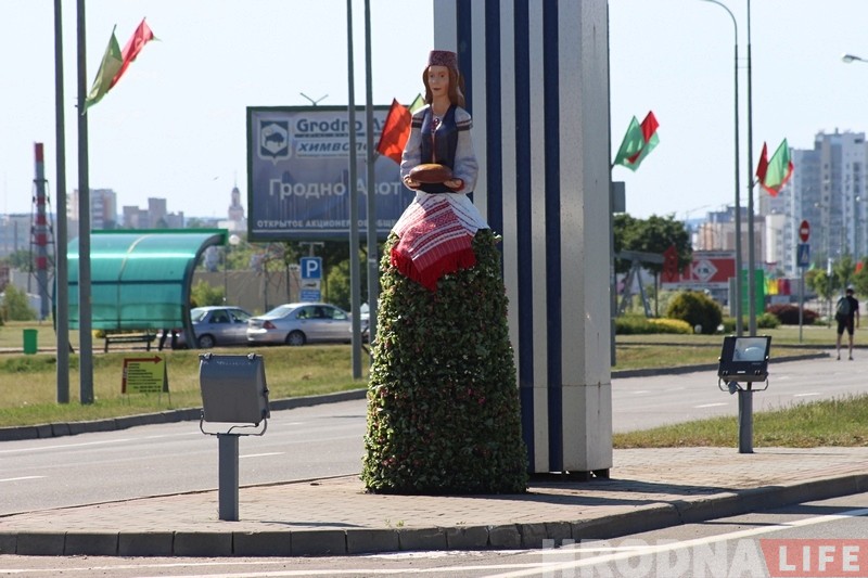 Трохметровая Алеся ўжо сустракае гасцей на ўездзе ў Гродна Трохметровая Алеся ўжо сустракае гасцей на ўездзе ў Гродна