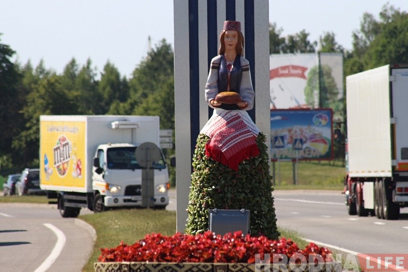 Трохметровая Алеся ўжо сустракае гасцей на ўездзе ў Гродна Трохметровая Алеся ўжо сустракае гасцей на ўездзе ў Гродна