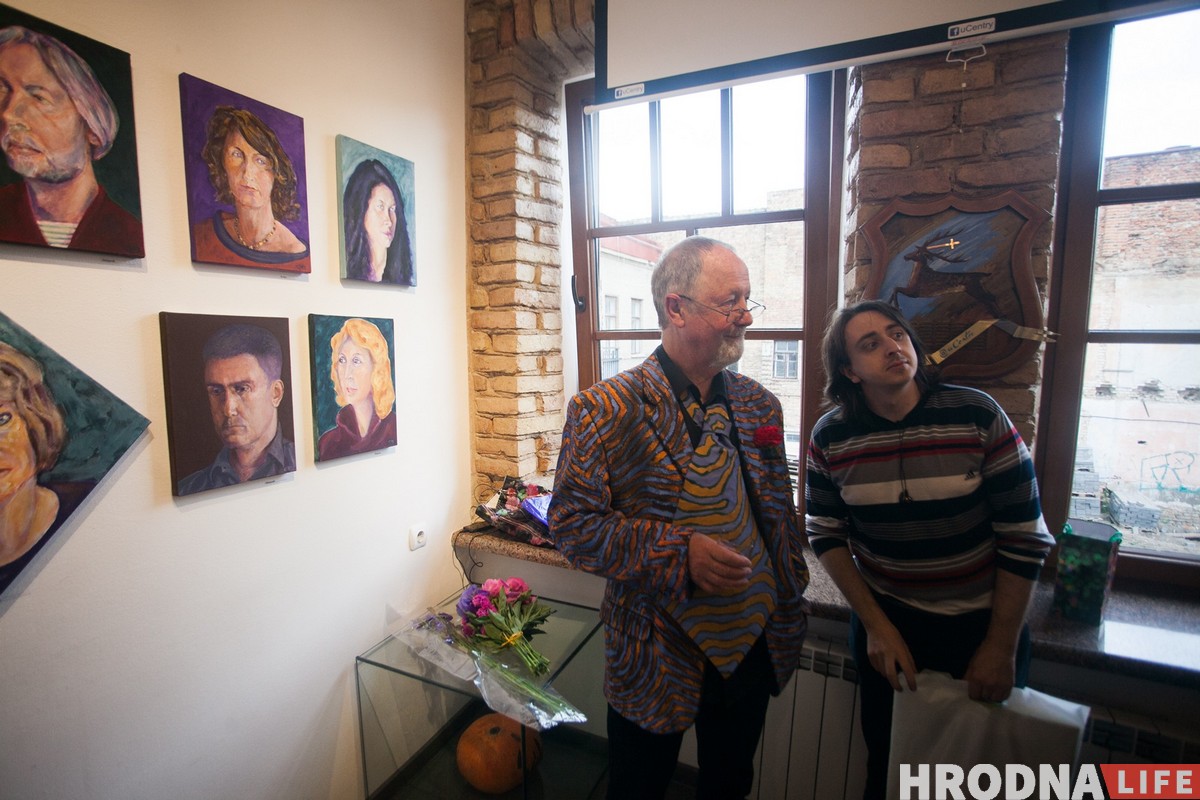 "Мастак у душы" і проста "нармальны мужык". Брытанец адкрыў выставу жывапісу ў Гродне