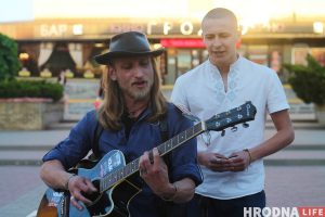 У цэнтры Гродна спявалі Вольскага і раздавалі зніжкі на канцэрт У цэнтры Гродна спявалі Вольскага і раздавалі зніжкі на канцэрт