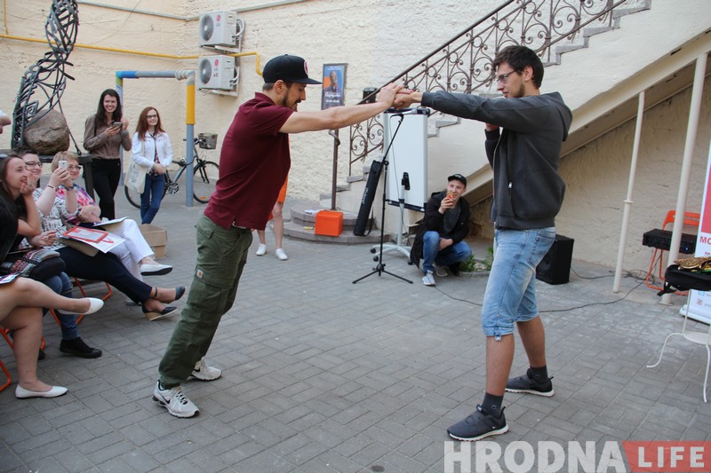 А акуляры здымаць? На выпускным “Мовы Нанова” Віталь Гуркоў вучыў студэнтаў баксіраваць