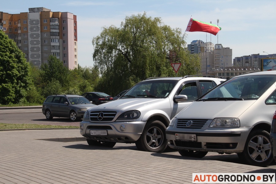 Новы трэнд: гродзенцы ўздымалі сцяг СССР замест налепак "Спасибо деду за Победу"