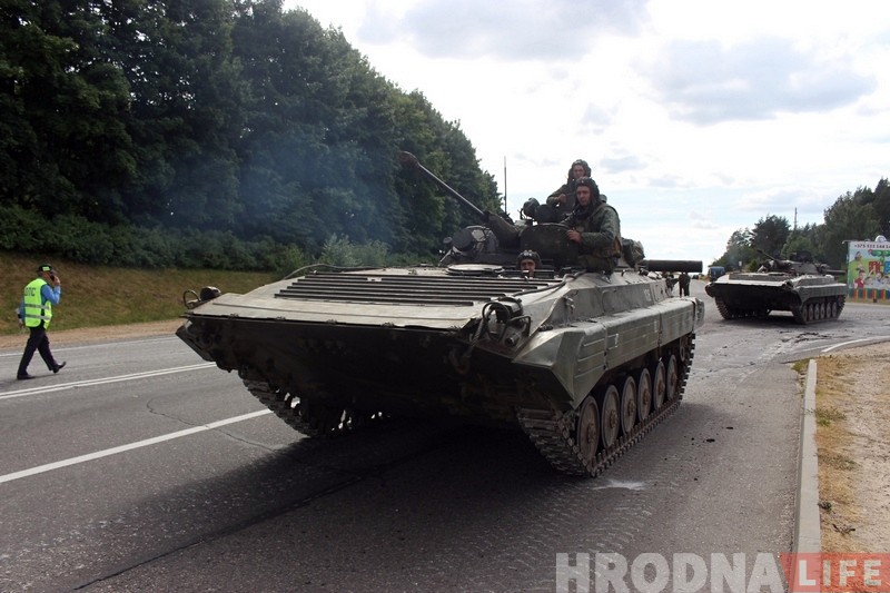 На выездзе з Гродна БМП наехала на легкавік. Абыйшлося без ахвяраў На выездзе з Гродна БМП наехала на легкавік. Абыйшлося без ахвяраў