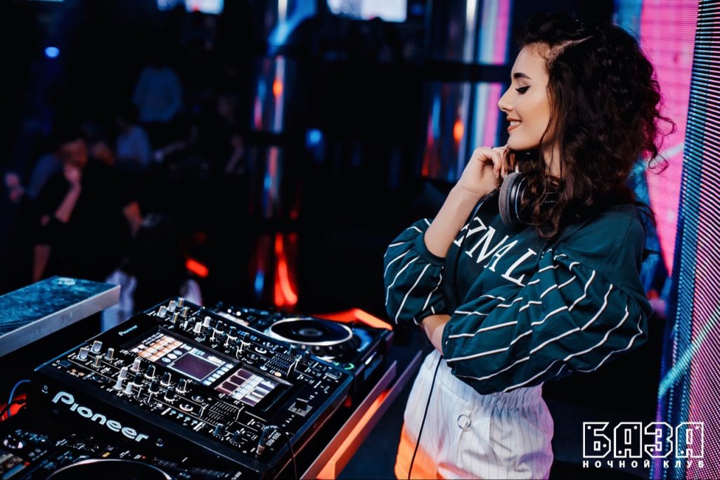 Кучарашка Curly. Гродзенская дзяўчына-дыджэй аб ідэальным клубе, выступах топлес і "Міс Гродна"