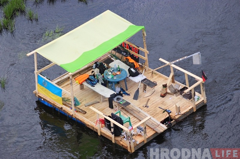 "Плыць па Нёмане вельмі крута". Гродзенцы за дзень зрабілі плыт і паплылі ад ГЭС да Аўгустоўскага канала