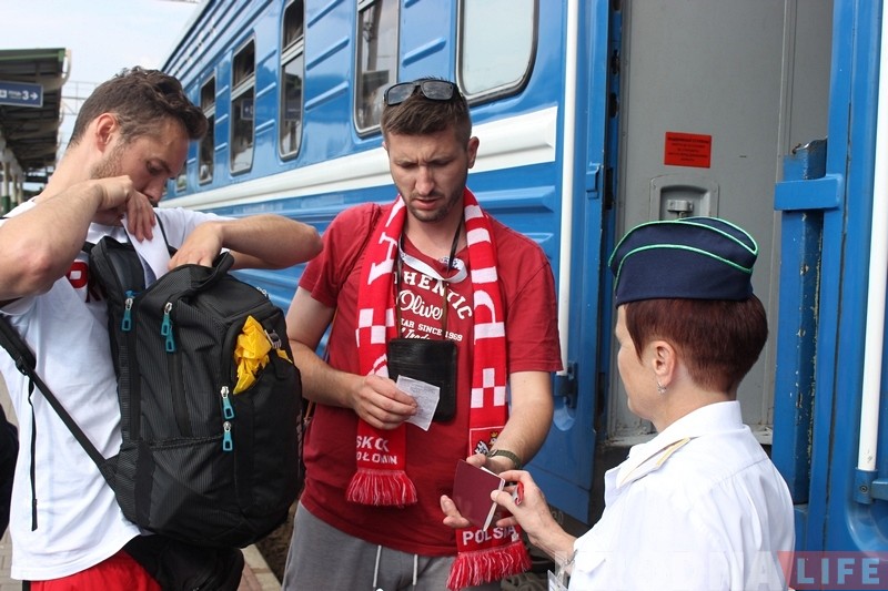 "У Маскву з пазітывам". Польскія заўзятары праз Гродна едуць на чэмпіянат свету ў Расію "У Маскву з пазітывам". Польскія заўзятары праз Гродна едуць на чэмпіянат свету ў Расію