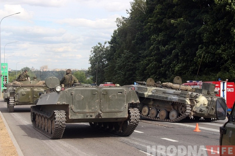 На выездзе з Гродна БМП наехала на легкавік. Абыйшлося без ахвяраў На выездзе з Гродна БМП наехала на легкавік. Абыйшлося без ахвяраў