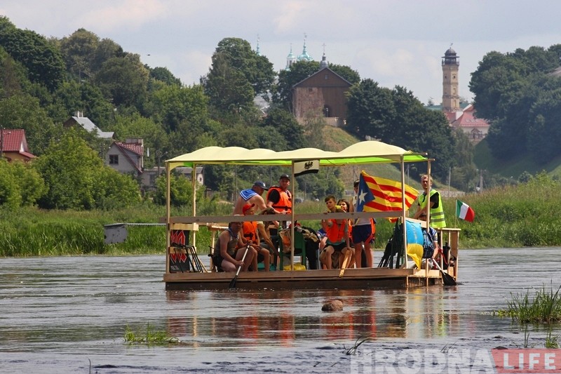 "Плыць па Нёмане вельмі крута". Гродзенцы за дзень зрабілі плыт і паплылі ад ГЭС да Аўгустоўскага канала