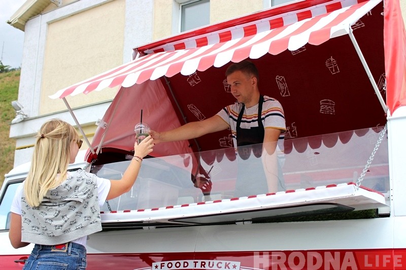 "Купілі ў вёсцы фургон і ўклалі $ 8000". Фуд-трак "Barkas" з'явіўся ў Гродне "Купілі ў вёсцы фургон і ўклалі $ 8000". Фуд-трак "Barkas" з'явіўся ў Гродне