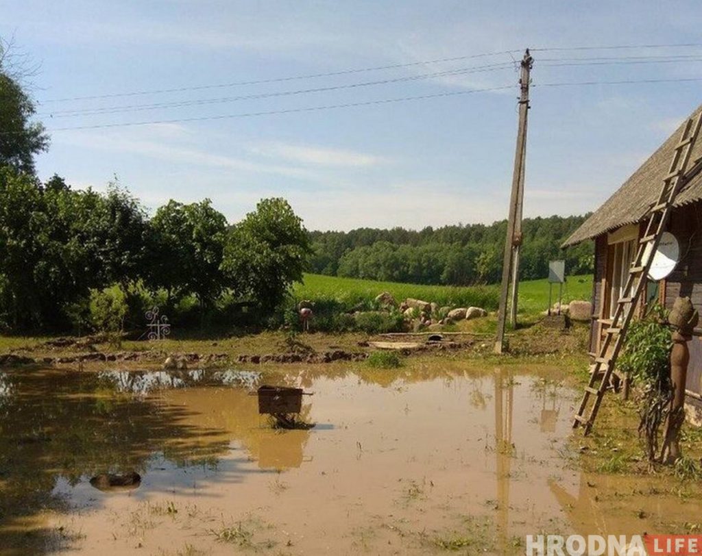 “Панікую, калі ў прагнозе навальніца”. Вёску Рагачы рэгулярна залівае, бо калгас засыпаў вадаадвод