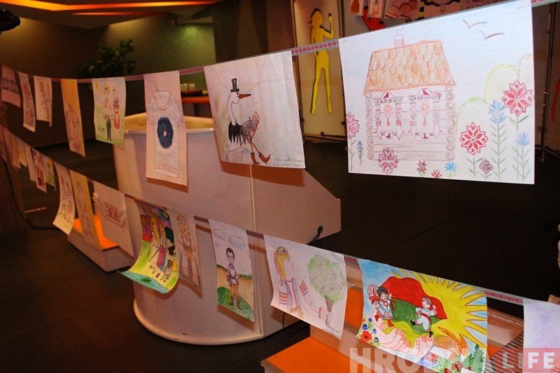 На Дзень вышыванкі ў забаўляльным цэнтры "Галактыка" прыйшлі футбалісты "Нёмана"