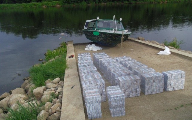 Літоўцы затрымалі на Нёмане турыстычныя кацеры поўныя кантрабандных цыгарэт