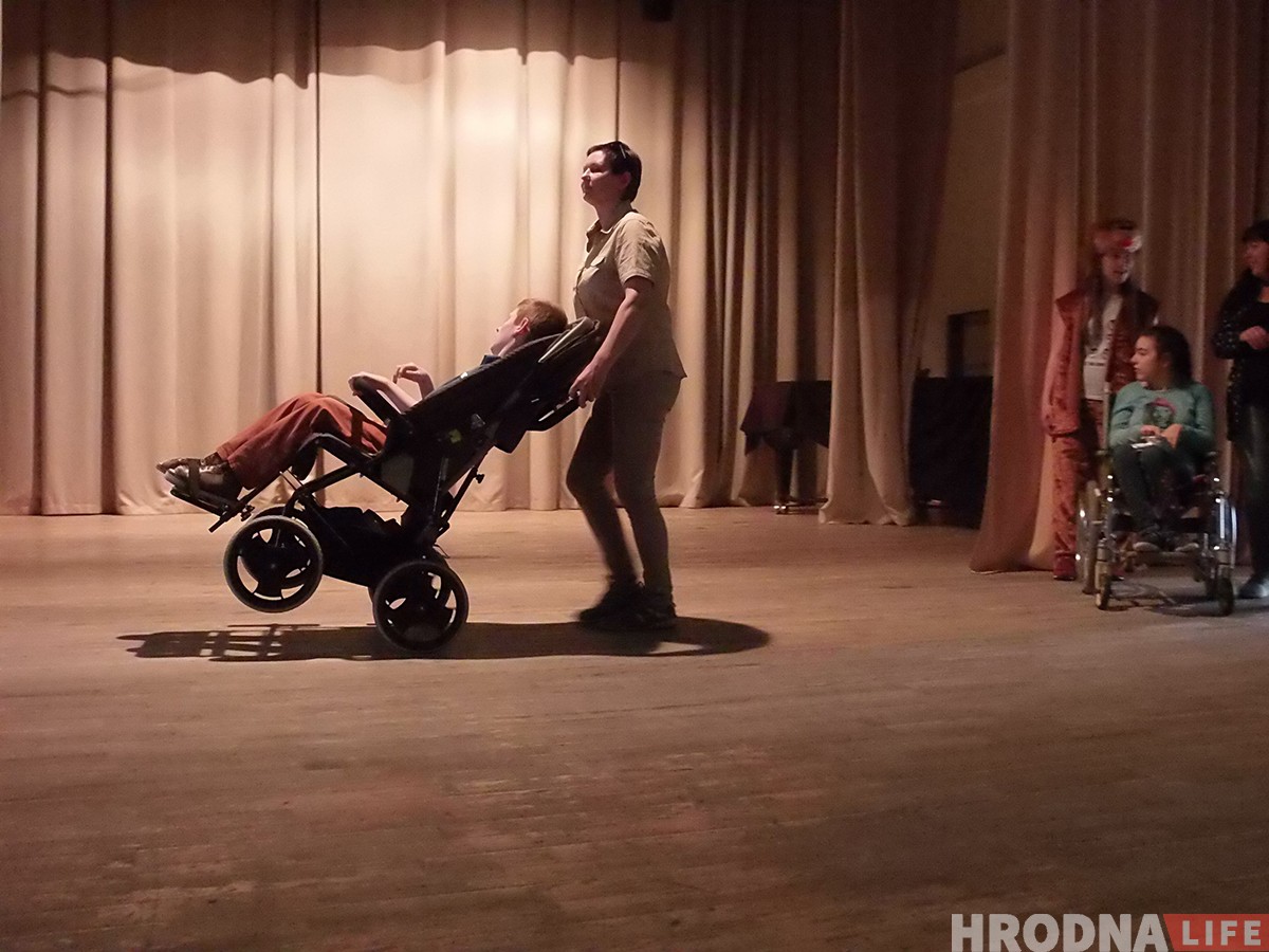 "Аказалася, яны вельмі жыццярадасныя". Фотагісторыя пра тое, як дзеці інваліднасцю сталі акцёрамі