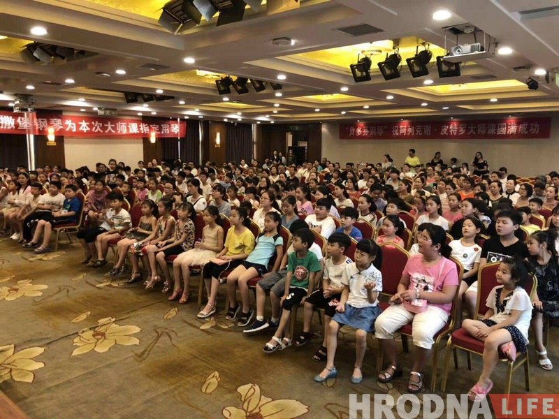 Шелковый путь музыки. Пианист из Гродно преподает в Китае, а китайские музыканты поют "Купалинку"