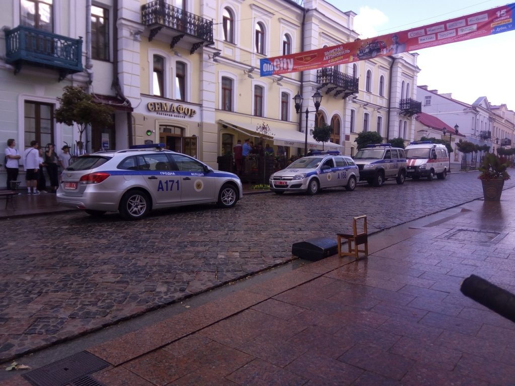 Жанчыну, якая ўдарыла міліцыянта абцасам, затрымалі. Распачата крымінальная справа (абноўлена)