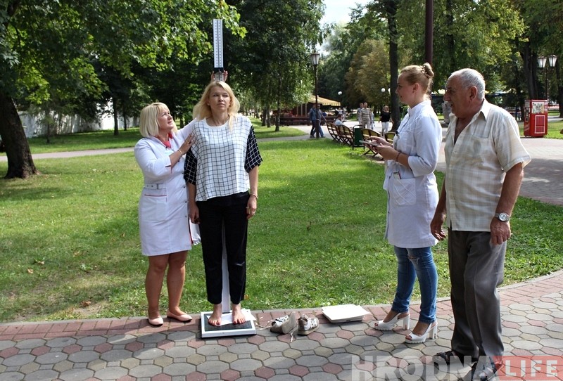 Фотафакт: напярэдадні дня здаровага харчавання гродзенцаў узважвалі і вымяралі рост Фотафакт: напярэдадні дня здаровага харчавання гродзенцаў узважвалі і вымяралі рост