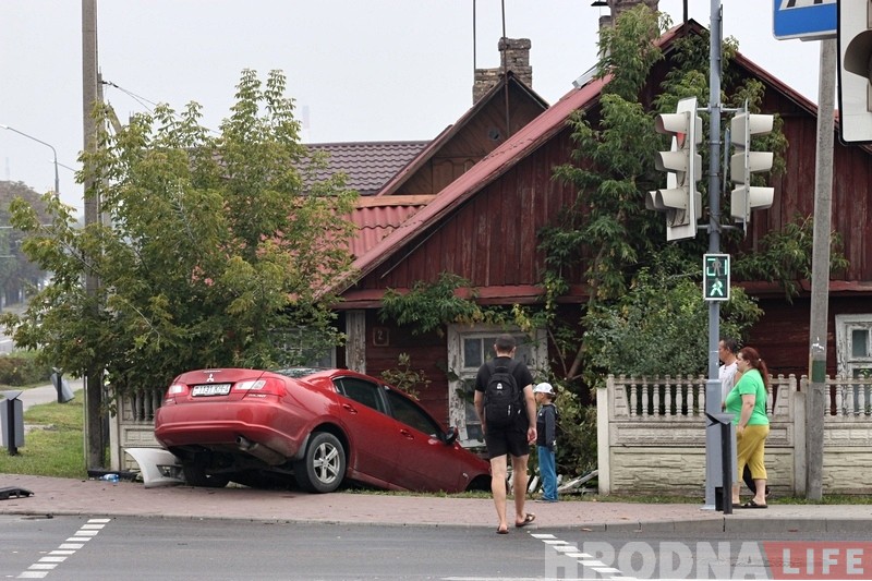 На проспекте Космонавтов Mitsubishi после аварии отбросило в забор жилого дома