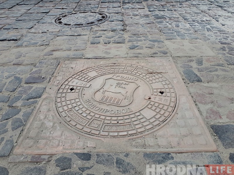 В Гродно продолжают менять советские люки на современные с гербом города
