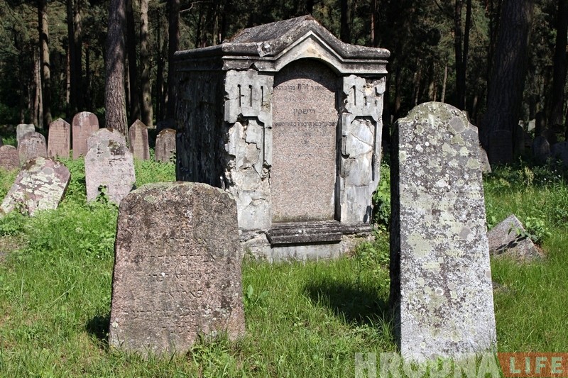 Турысты месяц не могуць патрапіць на яўрэйскія могілкі ў Гродне. Горад звольніў ахоўнікаў і паставіў замок