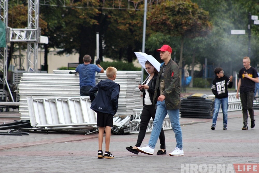 Навінка лета: у цэнтры Гродна падлеткі рэгулярна просяць грошы на ежу і гіраскутар