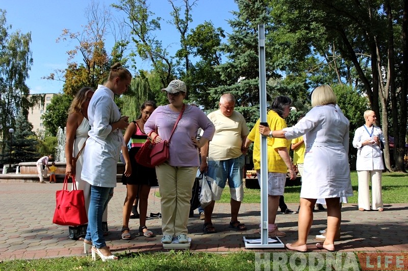Фотафакт: напярэдадні дня здаровага харчавання гродзенцаў узважвалі і вымяралі рост Фотафакт: напярэдадні дня здаровага харчавання гродзенцаў узважвалі і вымяралі рост