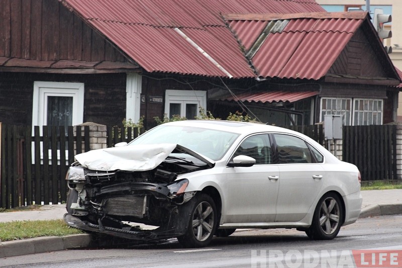 На проспекте Космонавтов Mitsubishi после аварии отбросило в забор жилого дома