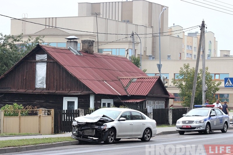 На проспекте Космонавтов Mitsubishi после аварии отбросило в забор жилого дома