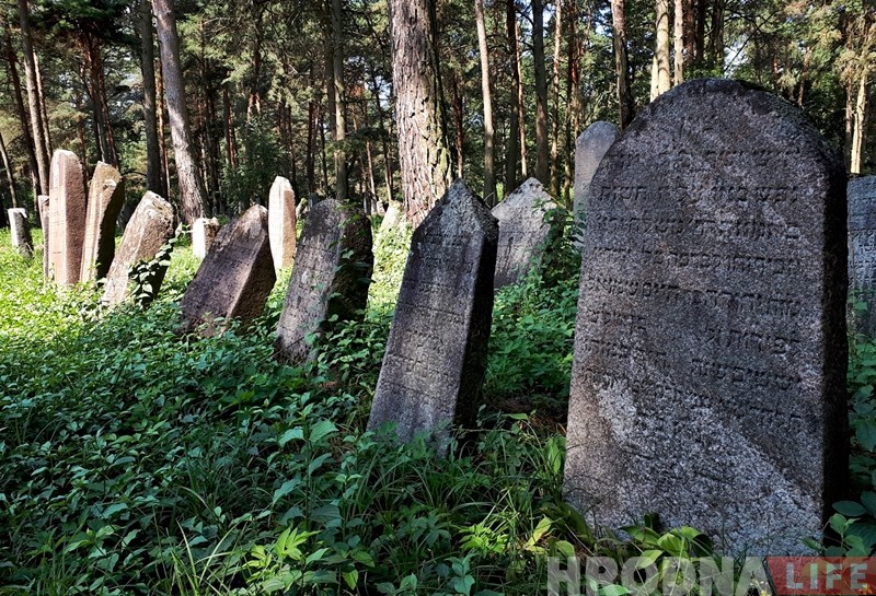 Турысты месяц не могуць патрапіць на яўрэйскія могілкі ў Гродне. Горад звольніў ахоўнікаў і паставіў замок