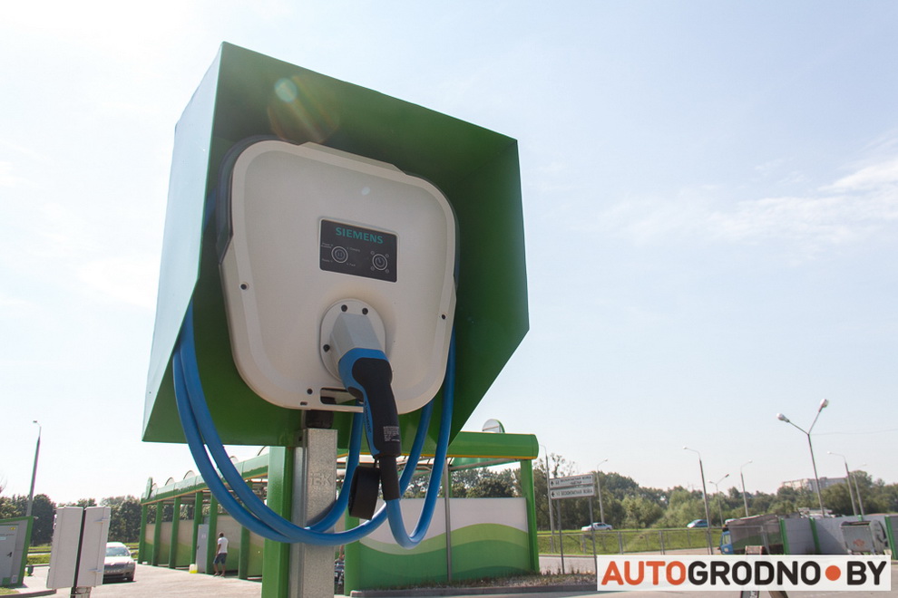 «Зарядных станций больше, чем электроавтомобилей». В Гродно появилась еще одна «зарядка»