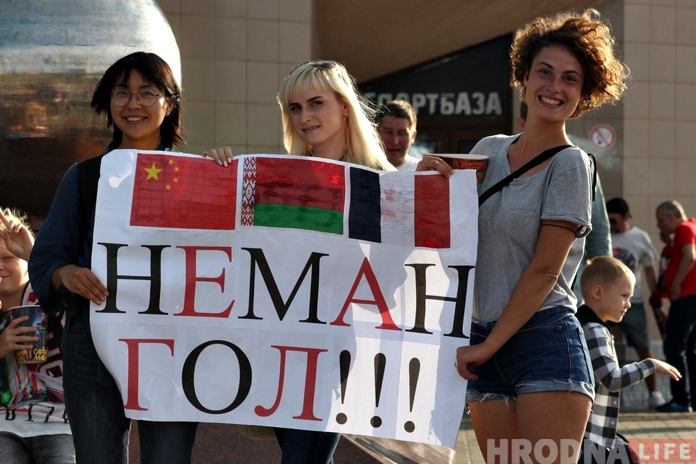 «Лепшы ўспамін пра Гродна - хакей». Як кітаянка з францужанкай заўзелі за «Нёман» на фан-сектары