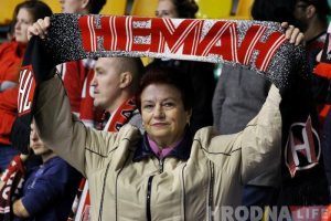 «Падтрымліваю не толькі ўнука, але і ўсю каманду». Як бабуля Галя заўзее за «Нёман» «Падтрымліваю не толькі ўнука, але і ўсю каманду». Як бабуля Галя заўзее за «Нёман»