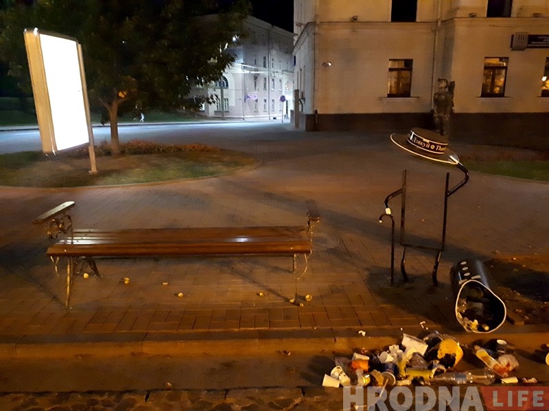 Фотафакт: у цэнтры Гродна пашкодзілі першага "джэнтльмена"