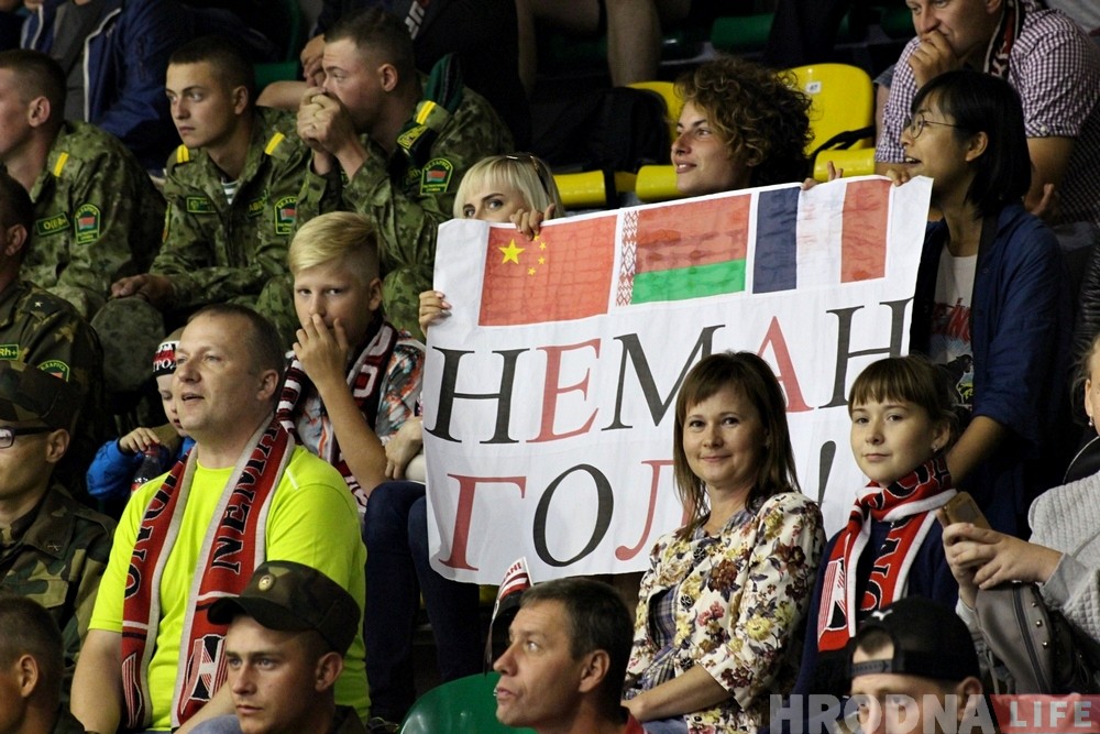 «Лепшы ўспамін пра Гродна - хакей». Як кітаянка з францужанкай заўзелі за «Нёман» на фан-сектары