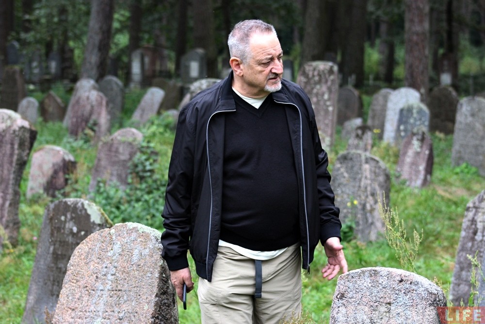 "Людзі прыязджаюць, а брама зачынена". Як аргентынцы шукалі магілы сваякоў на яўрэйскіх могілках у Гродне