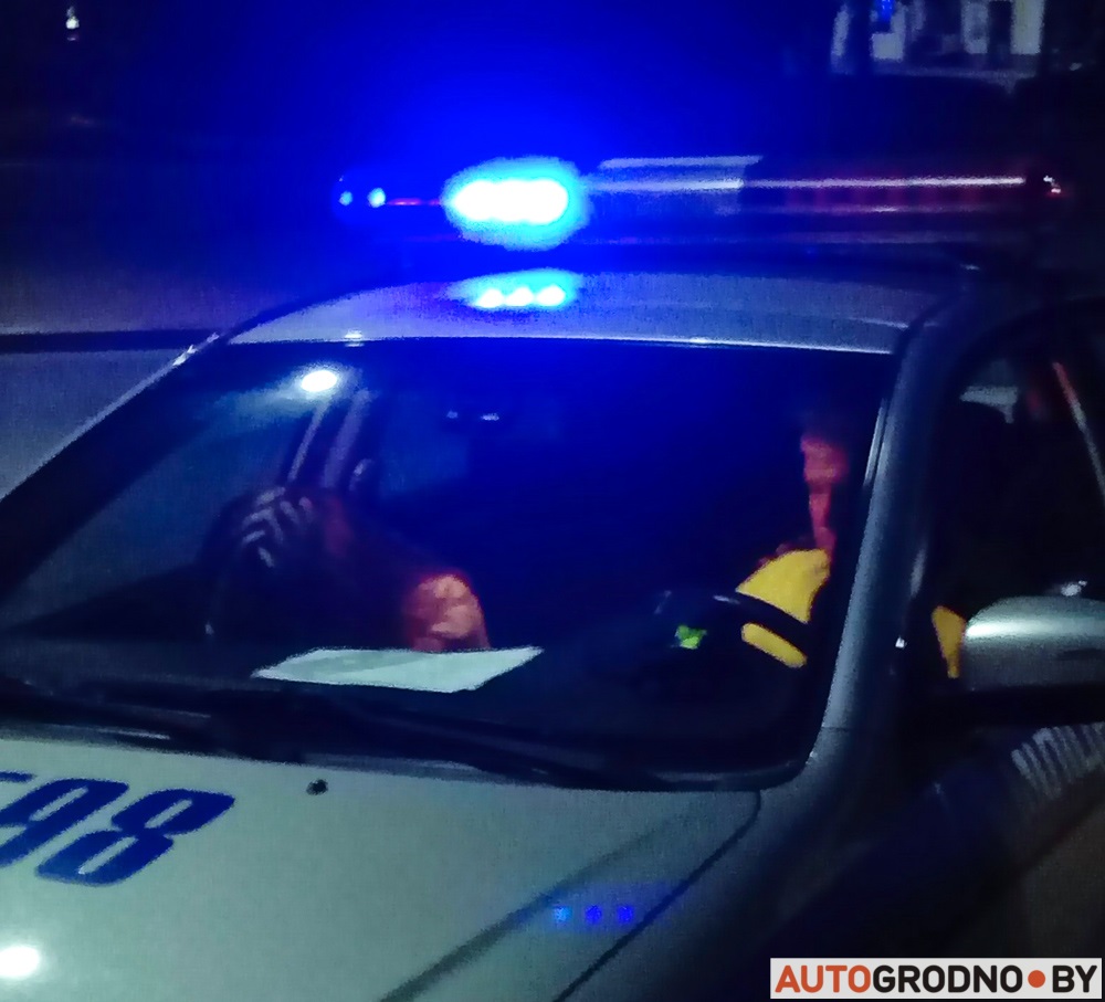 Аўтамабіль вылецеў ноччу на прыступкі Фарнага касцёла Гродна Аўтамабіль вылецеў ноччу на прыступкі Фарнага касцёла Гродна