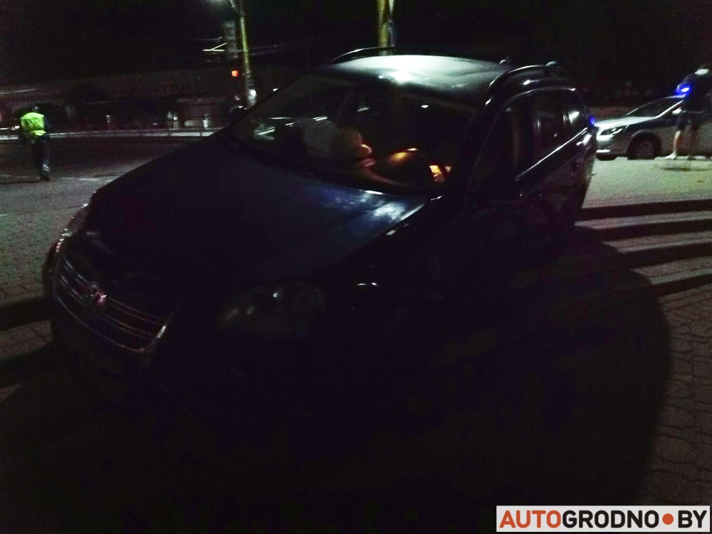 Аўтамабіль вылецеў ноччу на прыступкі Фарнага касцёла Гродна Аўтамабіль вылецеў ноччу на прыступкі Фарнага касцёла Гродна