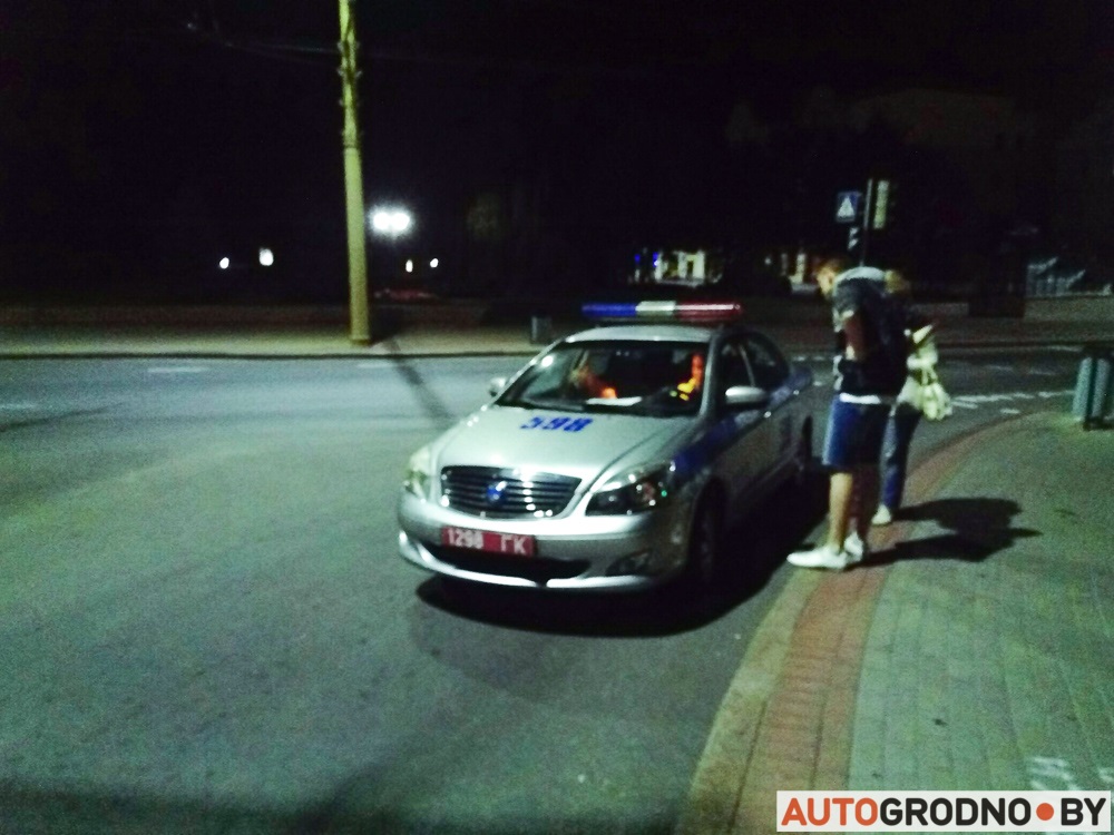 Аўтамабіль вылецеў ноччу на прыступкі Фарнага касцёла Гродна Аўтамабіль вылецеў ноччу на прыступкі Фарнага касцёла Гродна