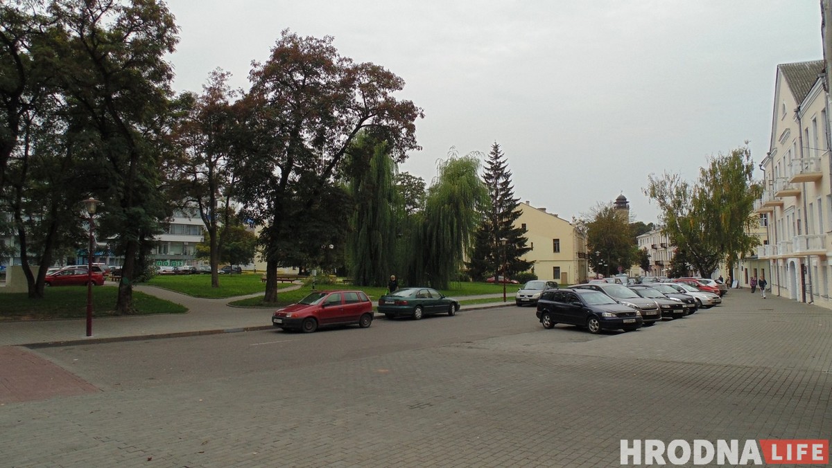 Сквер за “тэкстылямі” перажывае апошнюю восень: там пабудуюць офісны цэнтр. Што думаюць гродзенцы?
