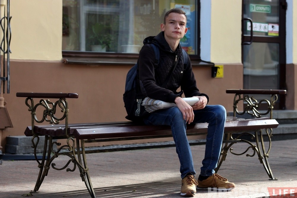 Чемпион с улицы Советской. Юноша из Гродно рассказал, как за несколько дней продает 300 газет