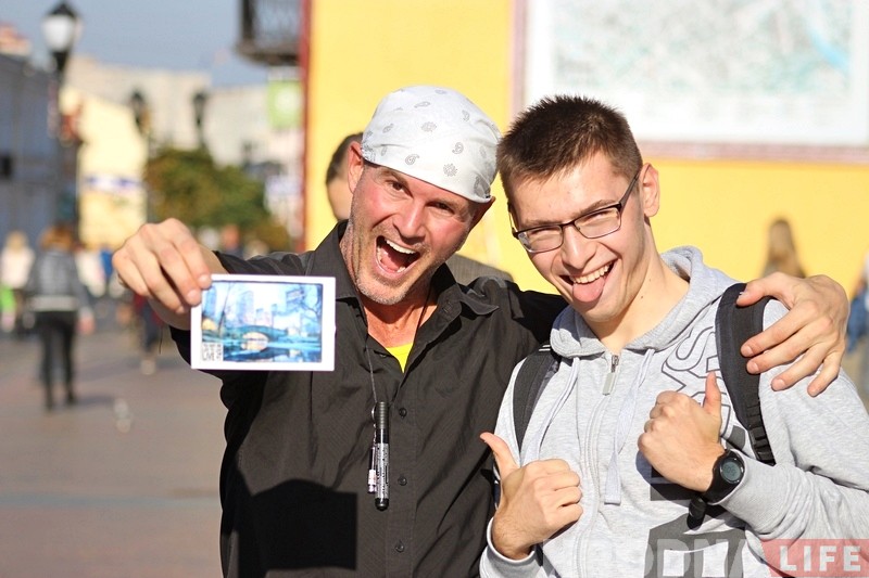 «Жыццё адно, дык пражывіце яго». Падарожнік з Канады прадаваў у цэнтры Гродна свае фатаграфіі і распавядаў пра прыгоды