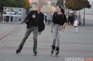 "Без ролікаў не было б нас такіх". Для пары з Гродна ролікі сталі паўсядзённым транспартам