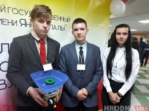 Самы дарагі клас, 22 рублі на школьніка і “Дневники” толькі па-руску. Рэпартаж са школьнага кірмаша ў Гродне Самы дарагі клас, 22 рублі на школьніка і “Дневники” толькі па-руску. Рэпартаж са школьнага кірмаша ў Гродне