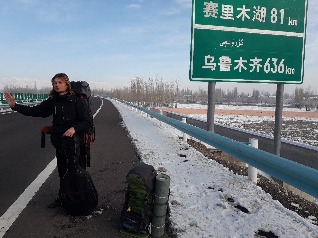 "Уехал чтобы не пить". Уличный музыкант из Гродно автостопом добрался до Китая