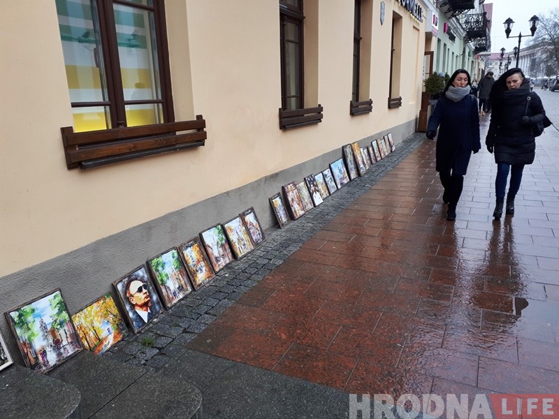 "Мы уважаем своих героев, но их не покупают". Ремесленники рассказали почему в центре Гродно продают портреты Путина