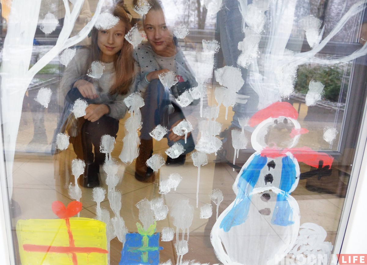 Первый снег для детского хосписа. Художники расписали окна для детей раньше мороза