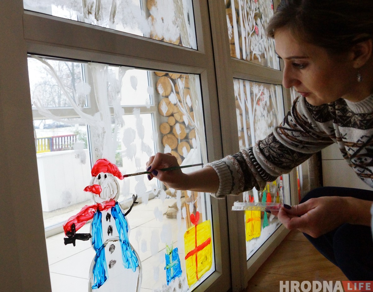 Первый снег для детского хосписа. Художники расписали окна для детей раньше мороза