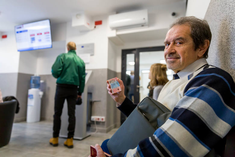 В Белостоке упростили жизнь иностранцам, которые стоят в очереди за "картой побыту"